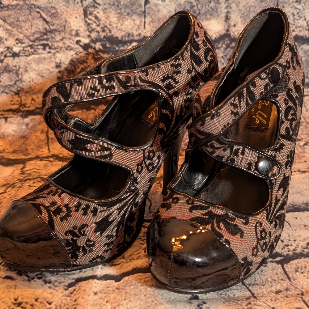 Elegant Pin Up Black and Grey Heels with Vintage Pattern